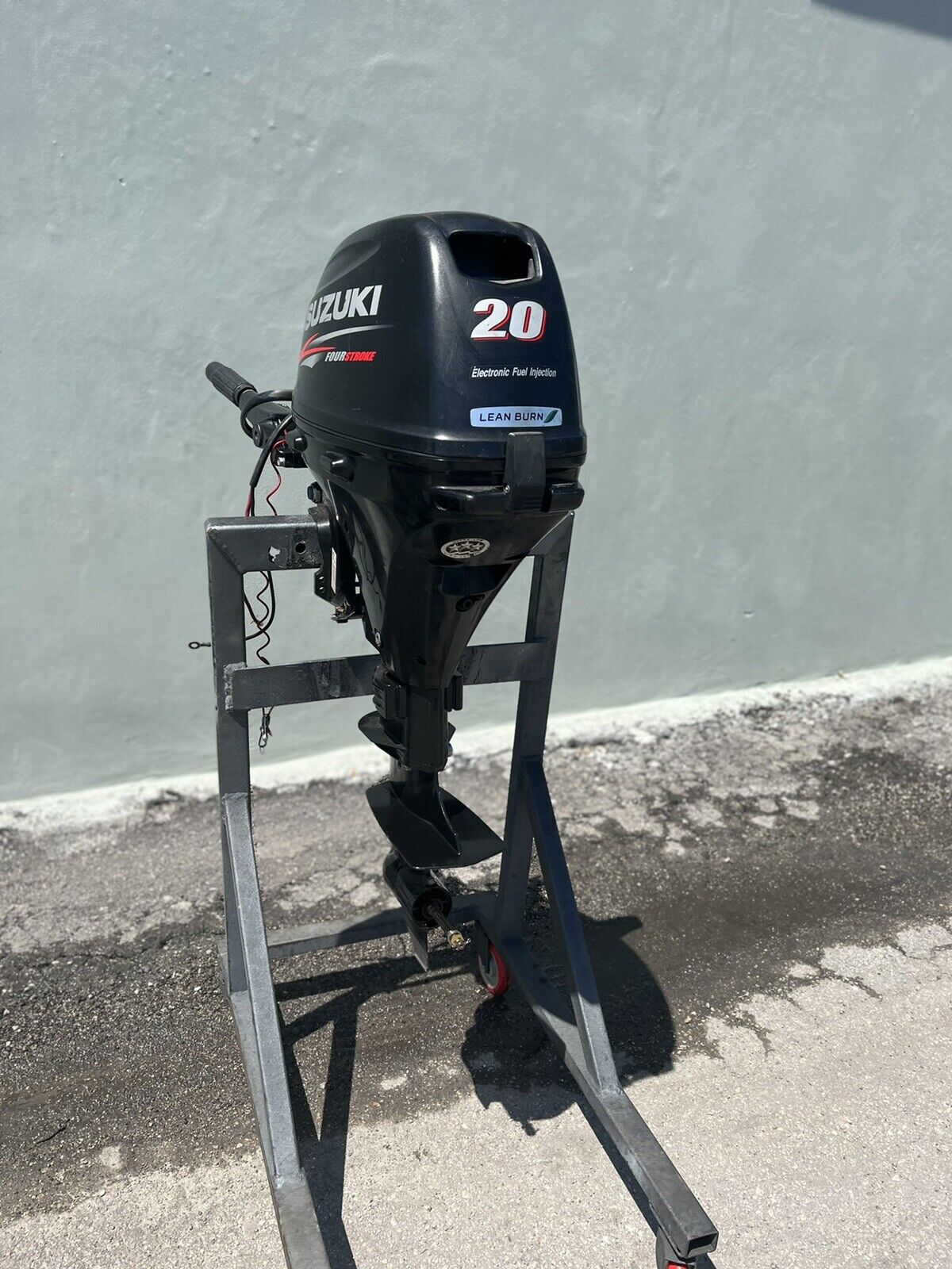 2013 Suzuki 20hp 4-Stroke 15'' outboard motor with handle