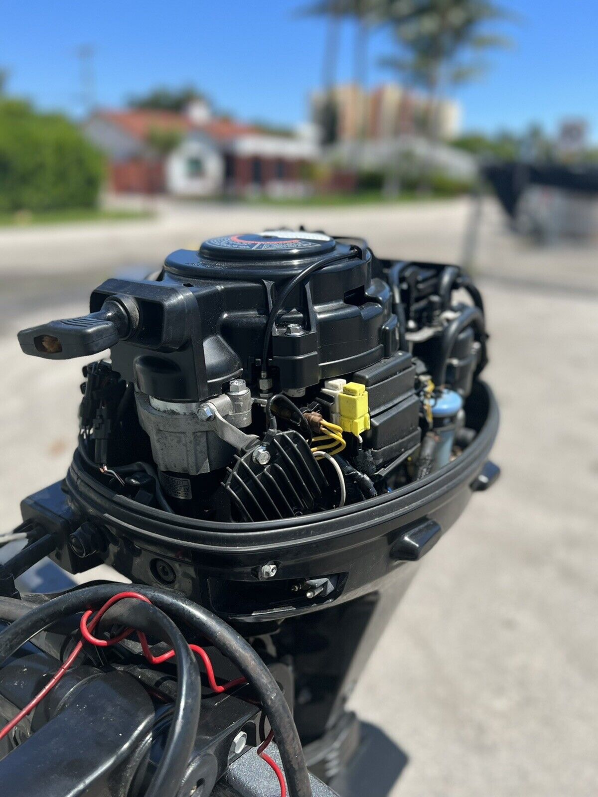 2013 Suzuki 20hp 4-Stroke 15'' outboard motor with handle - Image 4