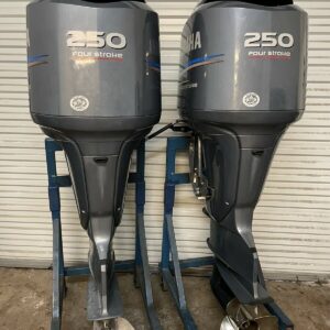 Pair 2006 Yamaha F250 4-Stroke EFI 25'' outboard-motors